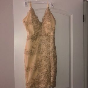 Dress been worn once and in very good condition